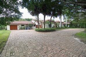 Foto del edificio - 8208 Twin Lake Dr