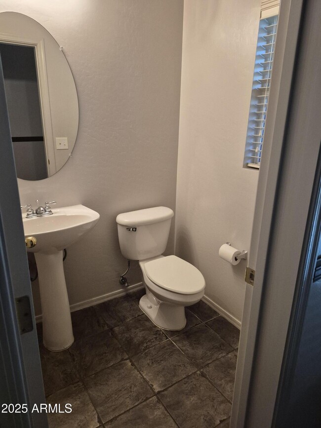 Foto del edificio - 3020 W Cavalry Dr