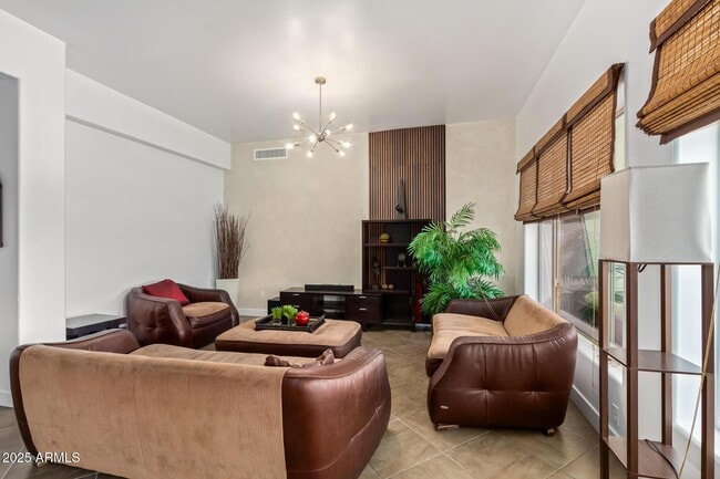 Building Photo - 945 E Playa Del Norte Dr