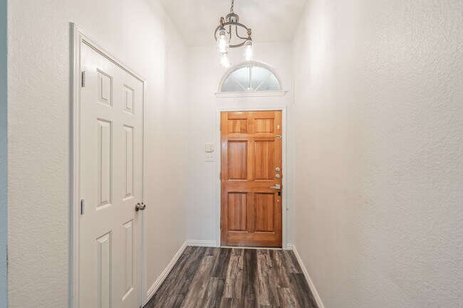 Foto del edificio - Single story 3 bedroom home in the heart o...