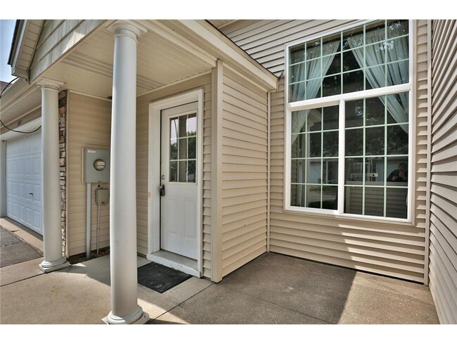 Building Photo - Awesome 2 bed townhouse in forest lake!! A...