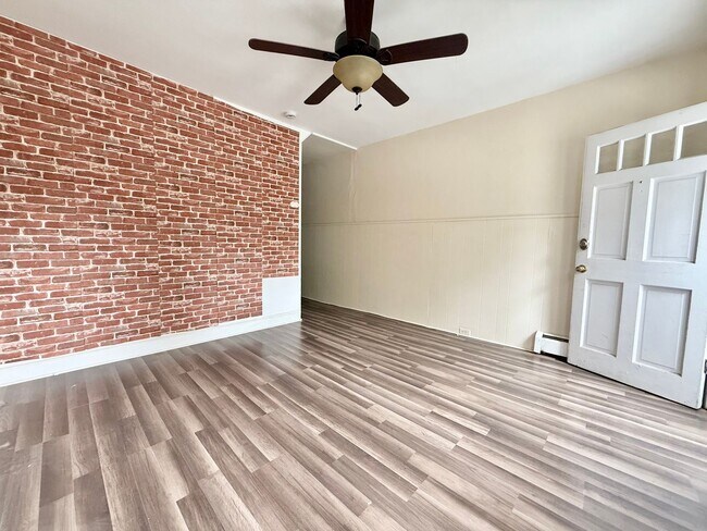 Foto del edificio - Charming 2-Bedroom Home with Backyard in t...