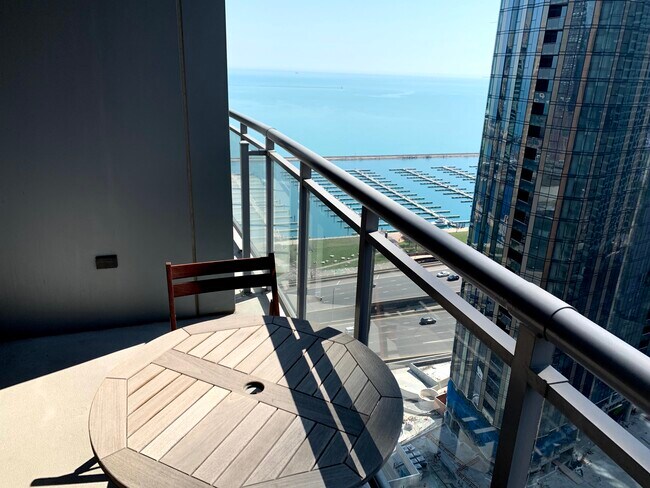 Balcón - 450 E Waterside Dr
