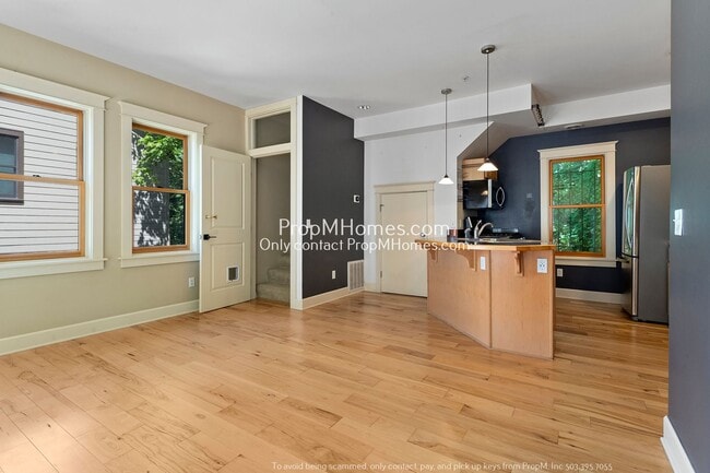 Building Photo - Two-Bedroom End Unit Condo in Goose Hollow! FREE PET RENT & DEPOSIT SPECIAL