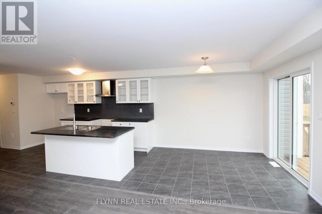 Building Photo - 190 Esther Cres