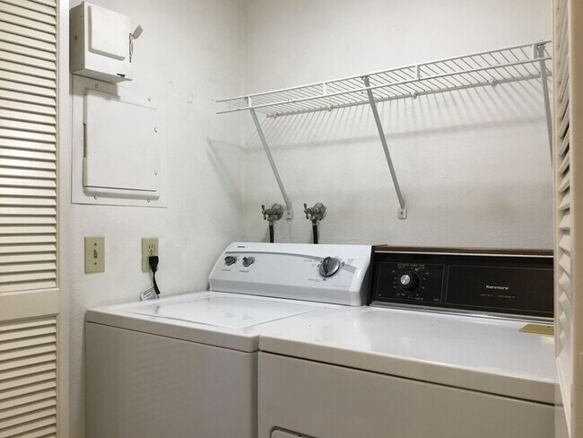 Building Photo - 2BR 2BA Condo-AC, Washer/Dryer in Unit, Pe...
