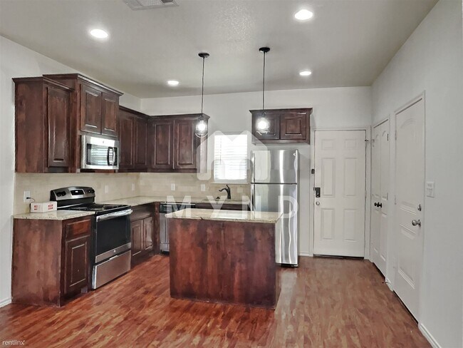 Building Photo - 3 br, 2.5 bath House - 605 Picnic Ct