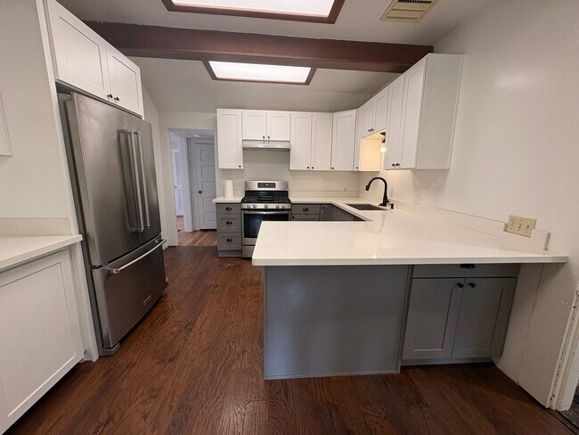 Foto del edificio - Charming Three Bed West Seattle Vintage Home Near Lincoln Park and Puget Sound!