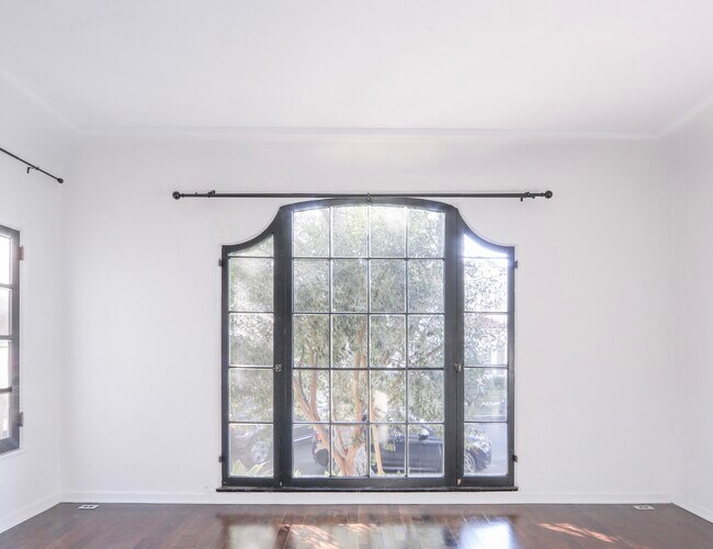 Building Photo - 418 N Curson Ave
