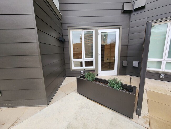 Foto del edificio - Brand New Urban One Bedroom Condo in Totem...
