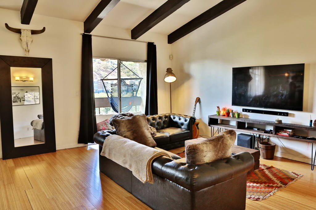 Foto principal - 2700 Cahuenga Blvd E