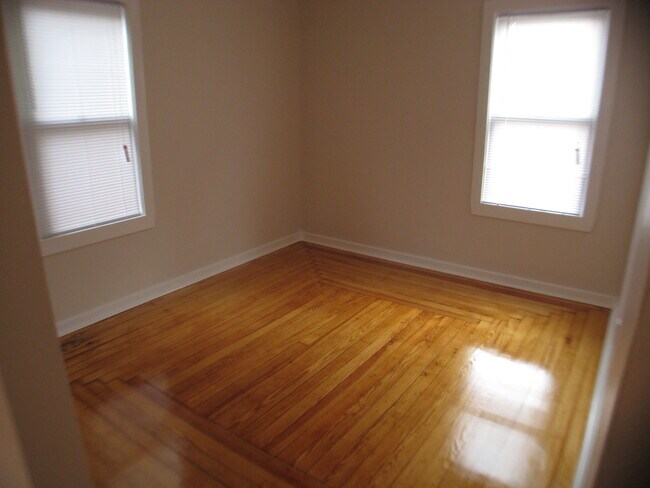 Foto del edificio - Renovated 2BR Near Cass Park