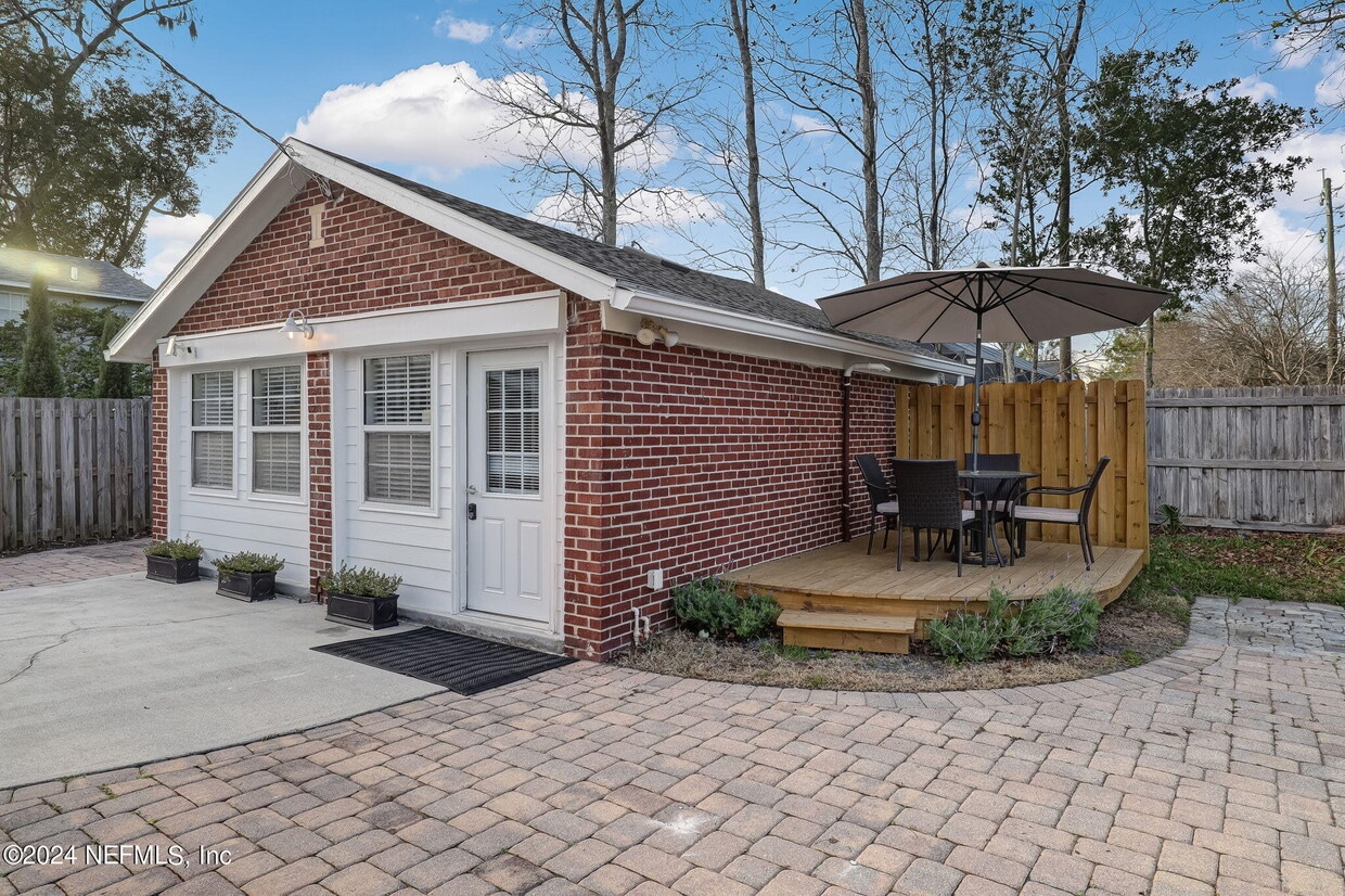 Primary Photo - 1427 River Oaks Rd