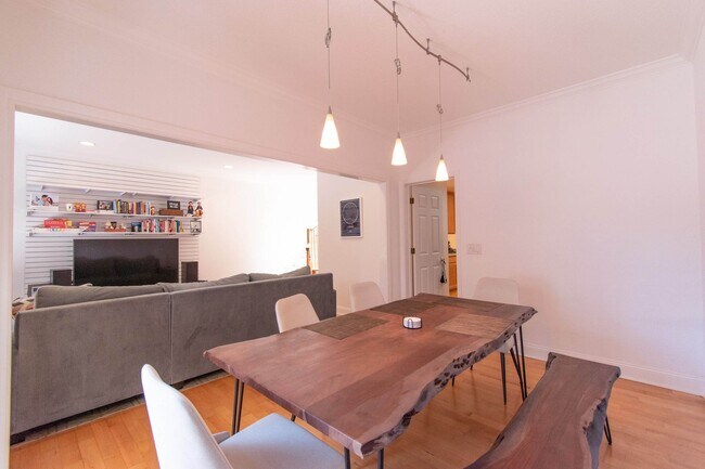 Foto del edificio - Amazing Downtown Campbell Location * Hardw...