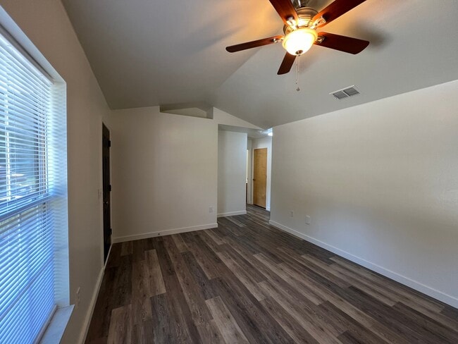 Building Photo - 1427 N Paris St