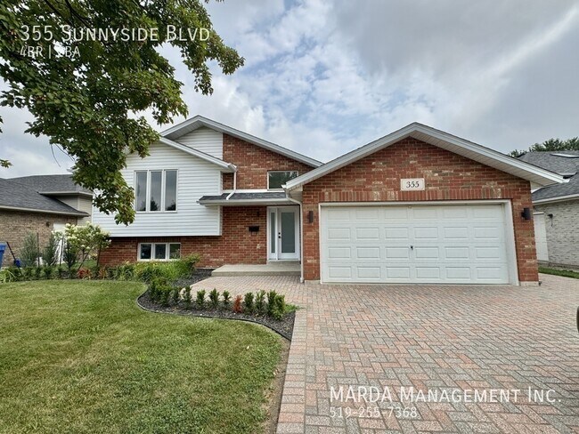 Photo du bâtiment - BEAUTIFUL NEWLY RENOVATED 4 BED/2 BATH HOME IN LASALLE + UTILITIES