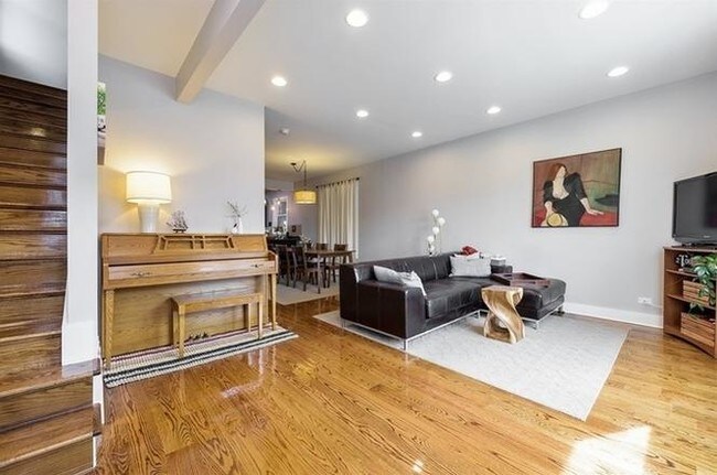 front entryway - 545 N Artesian Ave