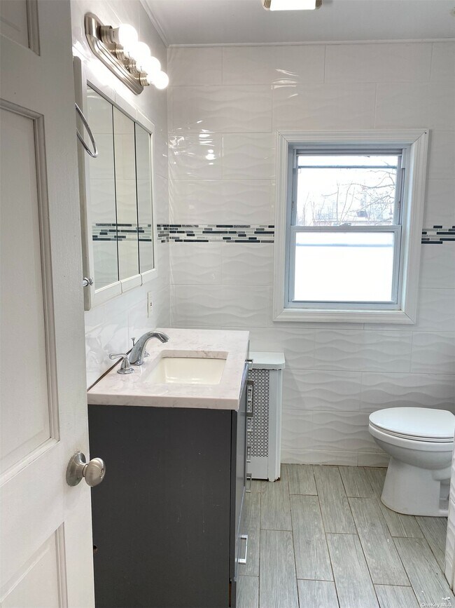 Building Photo - 94-34 214th Pl