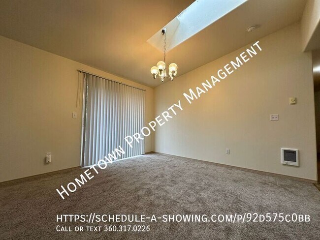 Building Photo - 3 Bedroom Duplex - Available NOW!
