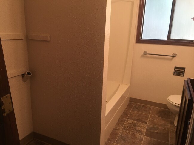 Building Photo - 2 BEDROOM, 1 BATH DUPLEX W/FENCED YARD!