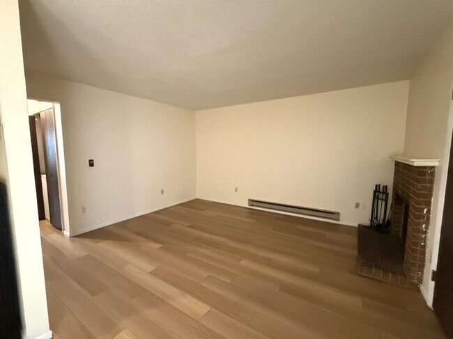 Building Photo - 1209 W Plum St