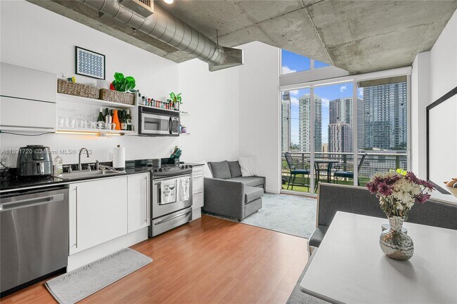 Foto del edificio - 690 SW 1st Ct