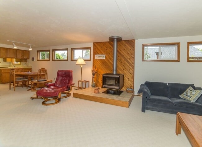 Building Photo - We have the wonderful 3 bed/2 bath you’ve been waiting for!