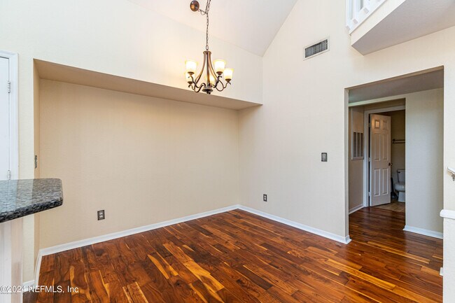 Building Photo - 13700 Richmond Park Dr N