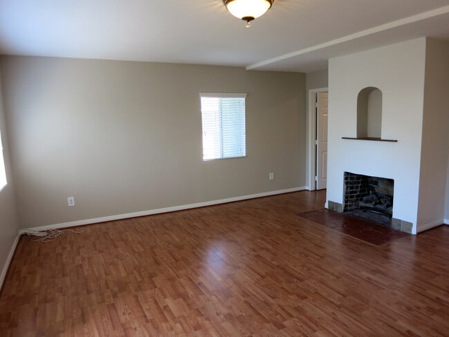 Building Photo - 921 Morada Pl