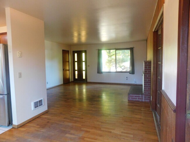 Foto del edificio - Spacious 3/Bedroom-1-1/2Bathroom Home In F...