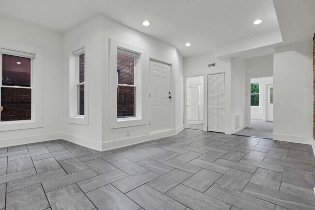 Foto del edificio - 1687 1/2 Oak St - 1687 1/2 Oak St