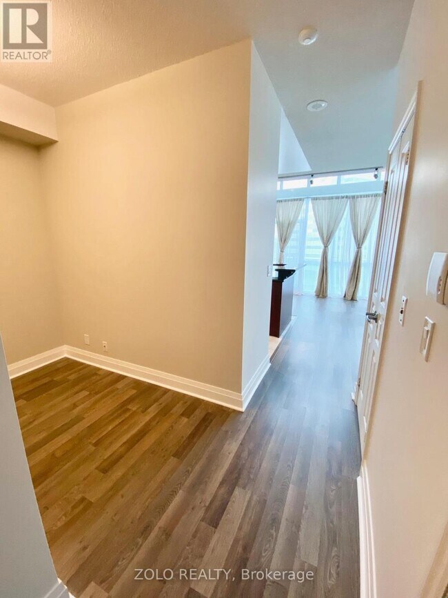 Photo du bâtiment - 220 Burnhamthorpe Rd W