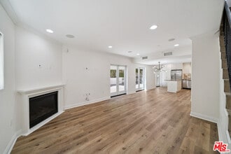 Building Photo - 1529 S Beverly Dr