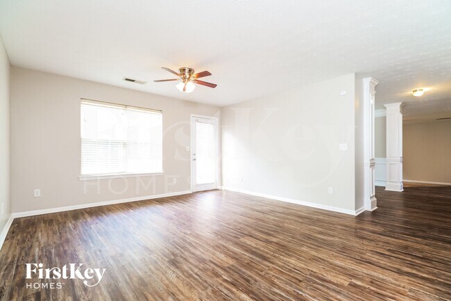 Foto del edificio - 592 Howell Dr