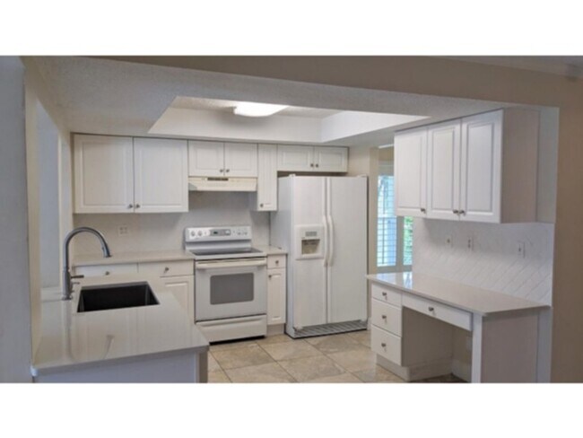 Foto del edificio - Spacious Pool Home Available Now!!