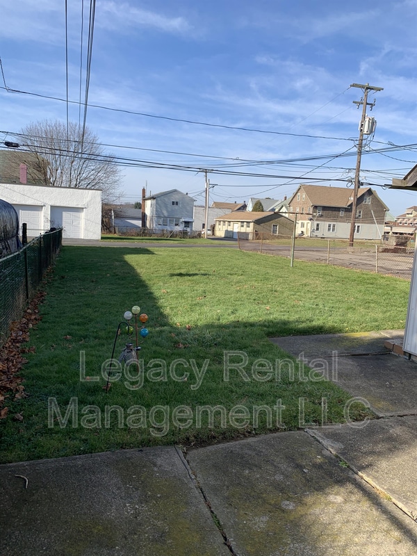 Building Photo - 424 S Poplar St