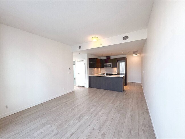 Building Photo - Centre West - 1603