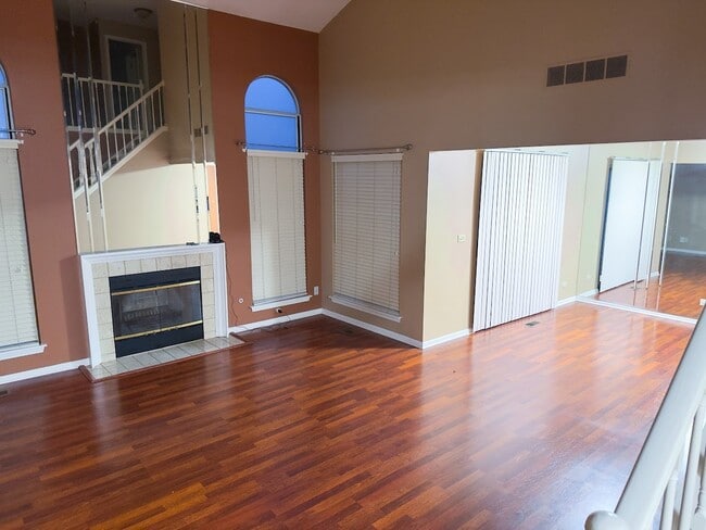 Foto del edificio - 1042 Ridgefield Cir