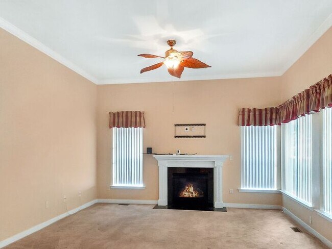 Foto del edificio - Single Family Home with 2 Car Garage Deck ...