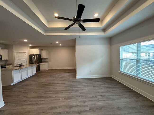 Building Photo - 4 bedroom 2 bath house with community pool...