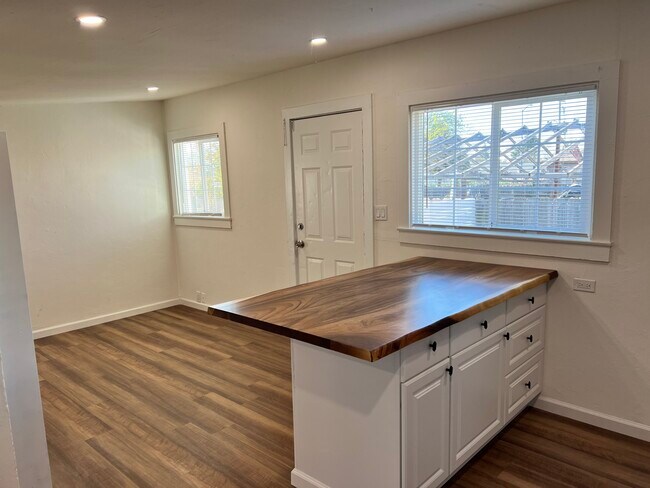 Foto del edificio - 1311 Deturk Ave