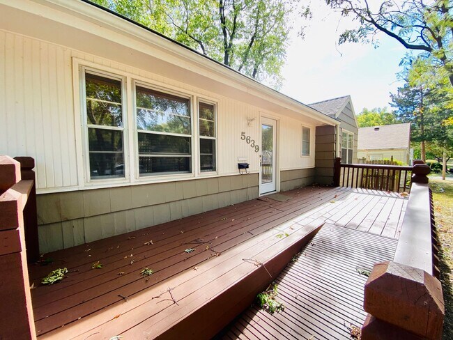 Foto del edificio - {5639} Spacious Ranch + Two Separate Livin...