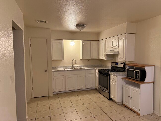 Kitchen - 126 W Barrus Pl