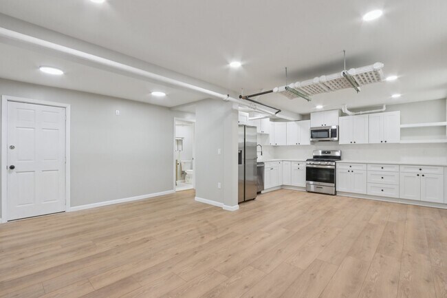 Foto del edificio - 2534 N Farwell Ave