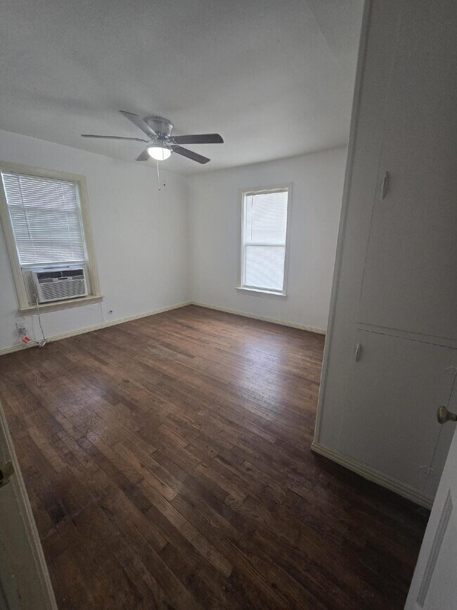 Foto del edificio - "Charming Retreat: Cozy 2-Bedroom Home with Guest Suite & Hardwood Floors in Cresson, TX!"