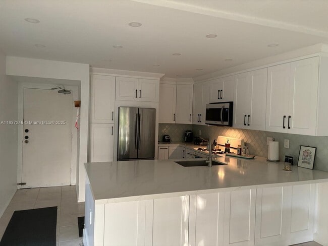 Foto del edificio - 6884 N Kendall Dr