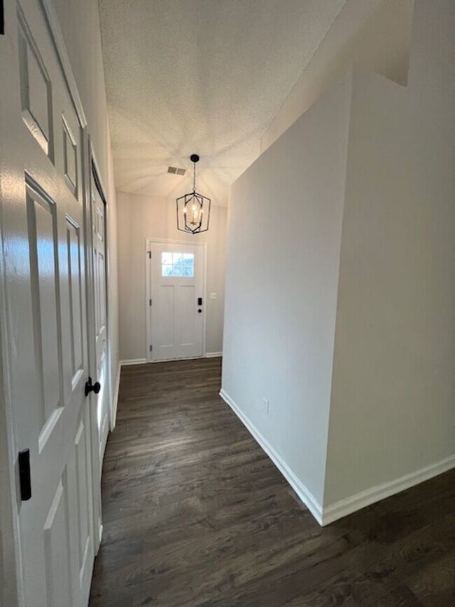 Building Photo - *EXCLUSIVE OPEN HOUSE THIS SUNDAY* Fully R...