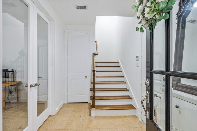 Foto del edificio - 8817 Lakeshore Bend Dr