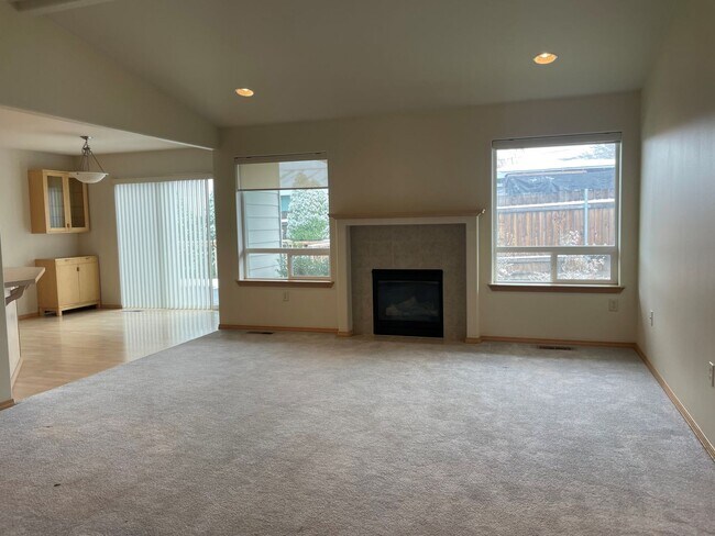 Building Photo - Now renting 3 bedroom Executive Home