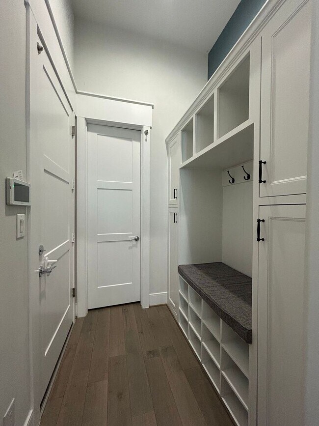 Building Photo - Charming Three Bedroom in Houston!